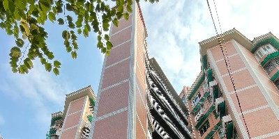 老小區(qū)加裝新電梯 居民幸福感“爆棚”