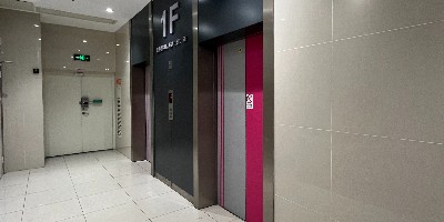 住宅小區(qū)電梯業(yè)主有管理的權(quán)利，要關(guān)注電梯維護(hù)和使用